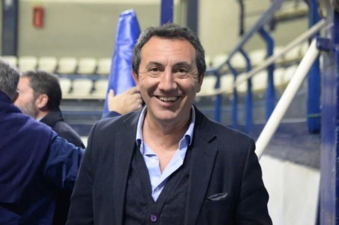 Huevazos, botellazos, sillazos y golpes de puño: los videos de la escandalosa Asamblea en Gimnasia y Esgrima La Plata