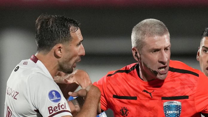 “Terminó haciendo lo que había prometido”: la dura acusación de Izquierdoz contra el árbitro Daronco por el polémico final entre U de Chile y Lanús