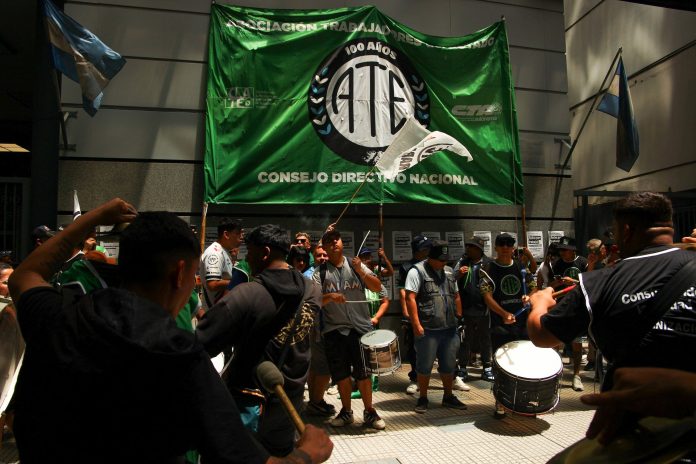 ATE afirmó que el acatamiento al paro alcanzó el 90% y el Gobierno ratificó que descontará el día