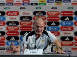 Bielsa habló durante una hora y 45 minutos para anunciar que sigue en Uruguay: por qué se considera “tóxico” y los roces internos