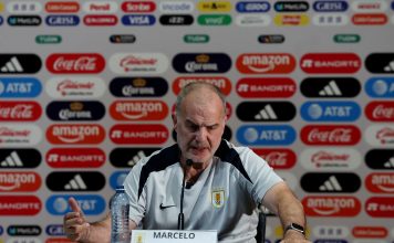 Bielsa habló durante una hora y 45 minutos para anunciar que sigue en Uruguay: por qué se considera “tóxico” y los roces internos