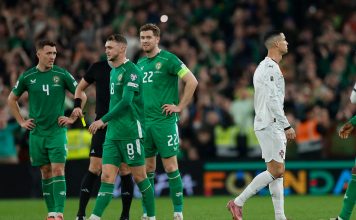 Codazo, expulsión y gestos provocativos a la tribuna: el minuto de furia de Cristiano Ronaldo en Irlanda-Portugal