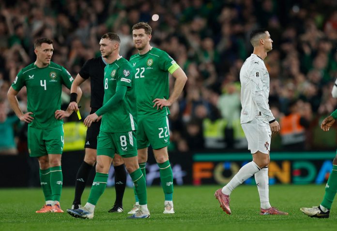 Codazo, expulsión y gestos provocativos a la tribuna: el minuto de furia de Cristiano Ronaldo en Irlanda-Portugal