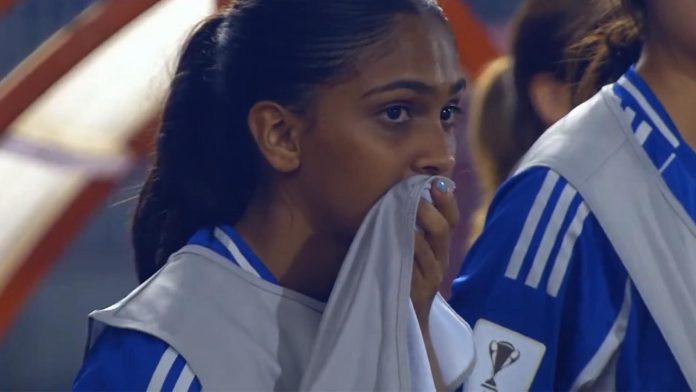Drama en el fútbol asiático: una jugadora de 15 años se desplomó en medio de un partido y tuvo que ser internada de urgencia