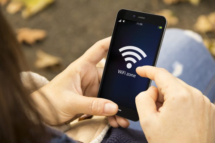 El peligro de las redes Wi-Fi públicas y gratis: el simple paso que te protege de robos de datos en segundos