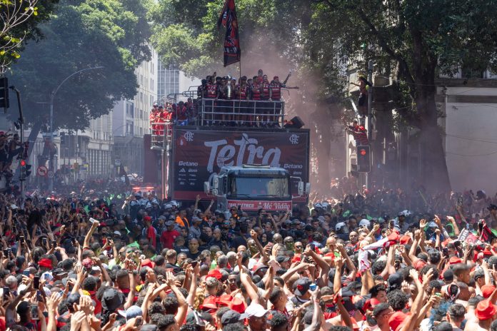 La impactante caravana del Flamengo tras ganar la Libertadores y el insólito blooper resuelto con cinta