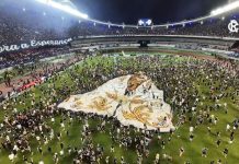 Lograron ascender después de 32 años y festejaron con la imagen de una virgen en el campo de juego