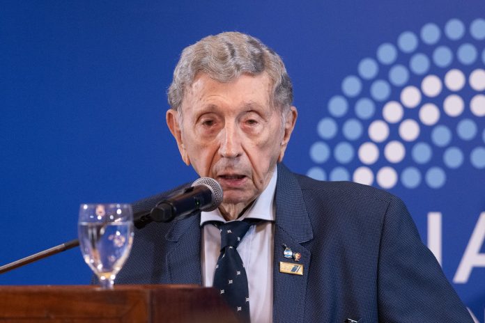 Malvinas: el Senado entregó un diploma de honor a Luis Landriscina en representación de 200