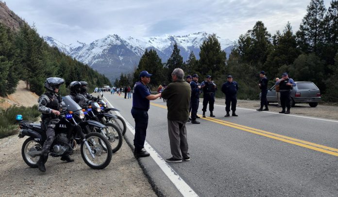 Mapuches que fueron desalojados de Villa Mascardi mantienen sus rituales en tierras fiscales: las razones
