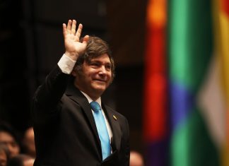 Nuevo guiño de Javier Milei a Estudiantes en medio de la polémica por el pasillo a Rosario Central