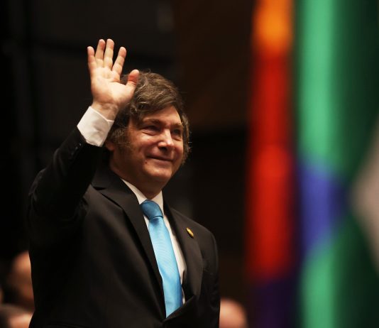 Nuevo guiño de Javier Milei a Estudiantes en medio de la polémica por el pasillo a Rosario Central