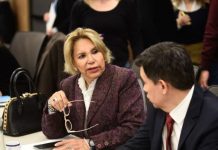 Realizaron una insólita exposición antivacunas en el Congreso: intentaron demostrar efectos de magnetismo