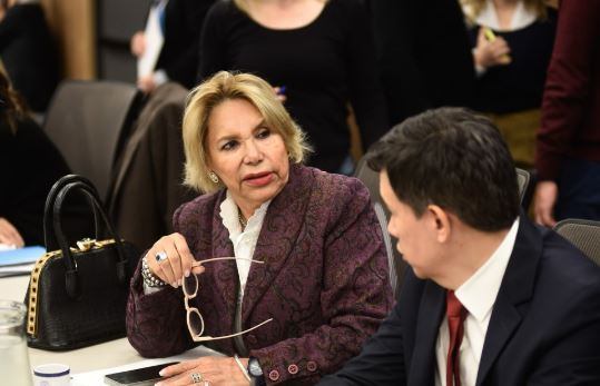 Realizaron una insólita exposición antivacunas en el Congreso: intentaron demostrar efectos de magnetismo