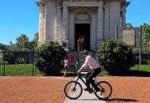 “Soy David Cairns, el nuevo embajador británico”: el diplomático se presentó con un paseo en bici por Buenos Aires