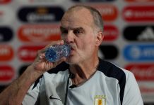 Tras una reunión de cuatro horas, Uruguay confirmó la continuidad de Bielsa: el particular pedido del DT