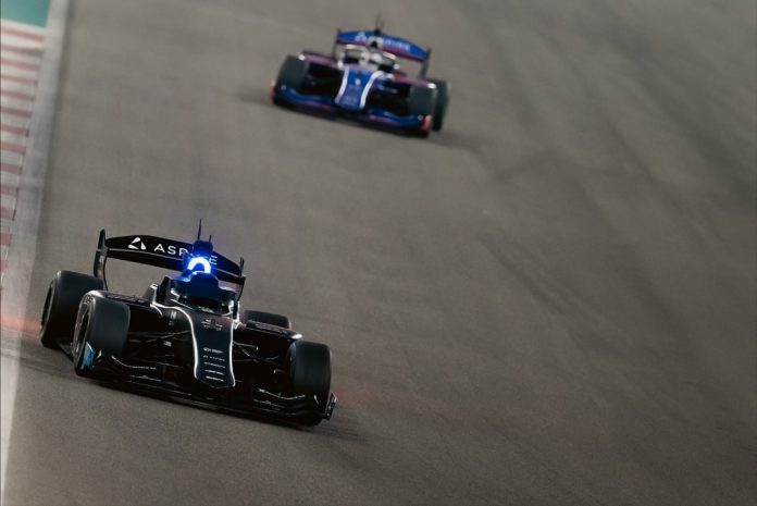 Un auto controlado por inteligencia artificial venció a Daniil Kvyat, expiloto de la Fórmula 1