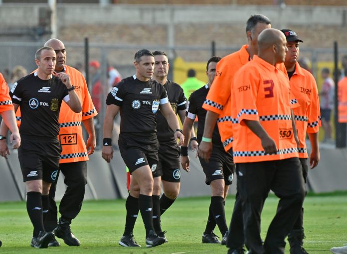 “Vamos a hablar y te voy a romper todo”: la respuesta del árbitro Andrés Gariano a Kudelka en el escandaloso final de Barracas-Huracán