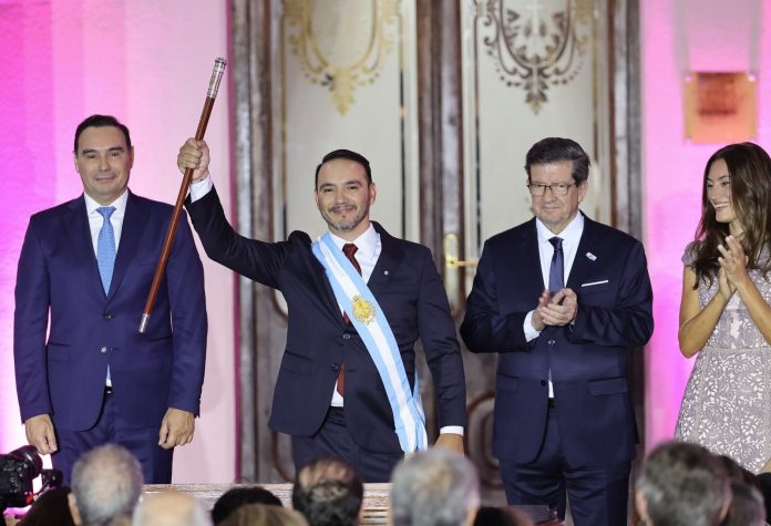 Con mandatarios provinciales como invitados, Juan Pablo Valdés asumió como nuevo gobernador de Corrientes