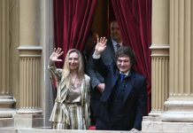 El festejo tribunero de Milei y las limitaciones del “pacman” violeta en el Congreso