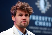 El momento de furia de la estrella del ajedrez Magnus Carlsen tras perder una partida en el Mundial de Qatar