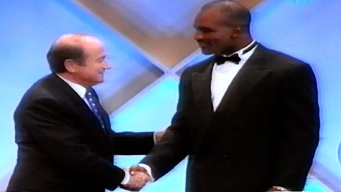 El tragicómico sorteo del Mundial 94: la estrella de Hollywood que ridiculizó a Blatter y una estruendosa ausencia
