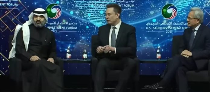 Elon Musk anticipó un futuro con trabajo opcional, sin pobreza y sin dinero por el impacto de la IA y los robots