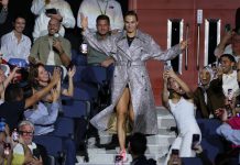 Entrada glamorosa, baile y un punto que despertó la ovación rival: el show de Sabalenka en la Batalla de los Sexos ante Nick Kyrgios