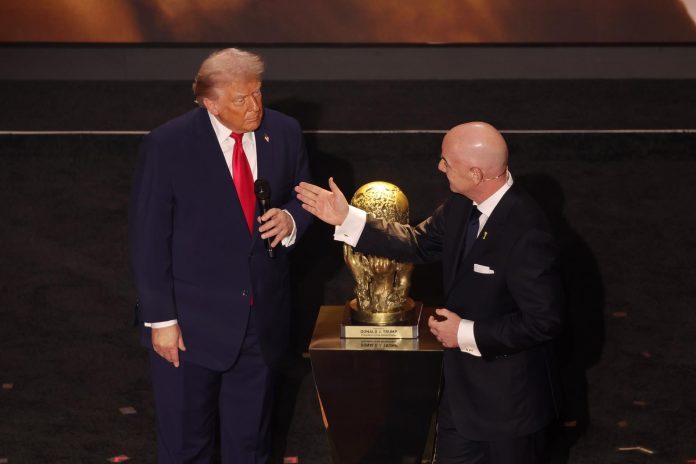 Jugando de local, Trump ocupó el centro de la cancha y fue figura en el sorteo del Mundial 2026 en Washington