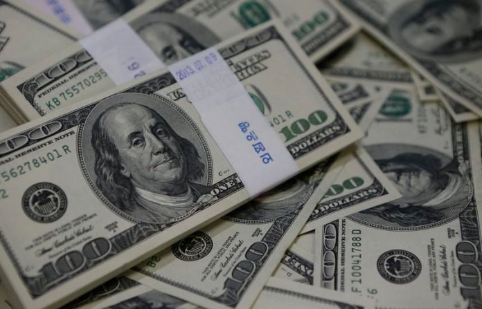 La Justicia investiga maniobras con dólar blue y realizó al menos 60 allanamientos en bancos, casas de cambio y financieras