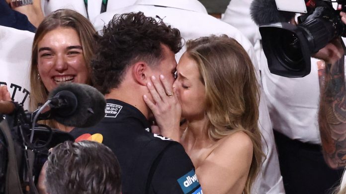 La respuesta de la novia de Lando Norris tras la polémica que se generó por el apasionado beso en la celebración del título de la F1