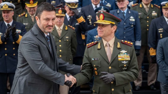 Luis Petri podría cambiar a la cúpula de las FFAA antes de dejar el Ministerio y prepara un acto con Javier Milei y los F-16