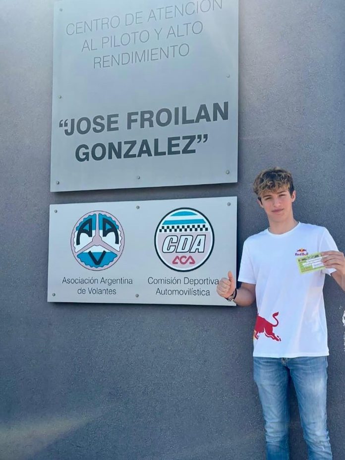 Nació en Italia, creció en Singapur y sacó la licencia argentina para representar al país en el camino a la Fórmula 1: el respaldo de Franco Colapinto