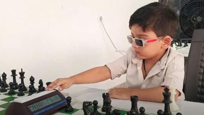 Un niño de tres años se convirtió en el jugador de ajedrez más joven en obtener una calificación oficial de la FIDE