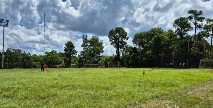 Cortaba el pasto en las canchas auxiliares del club Crucero del Norte y encontró un cadáver