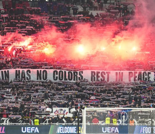 El emotivo minuto de silencio y los conmovedores homenajes por el fatal accidente en el que murieron 7 fanáticos del PAOK de Grecia