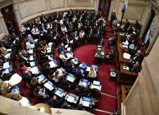 El Gobierno busca perforar los 500 puntos del riesgo país en las sesiones extraordinarias de febrero