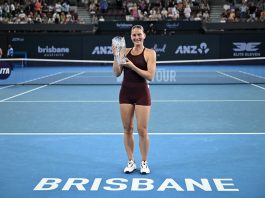 El tenso momento entre Sabalenka y Kostyuk tras la final de Brisbane: fuerte discurso y desplante de la ucraniana a la bielorrusa