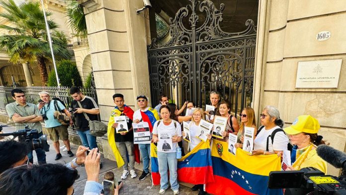 Familiares de los argentinos secuestrados por el chavismo pidieron que el Vaticano intervenga para acelerar la liberación