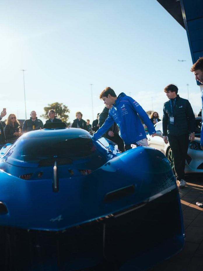 “Hasta la luna”: el divertido intercambio entre Colapinto y Gasly dentro de un auto superdeportivo de Alpine