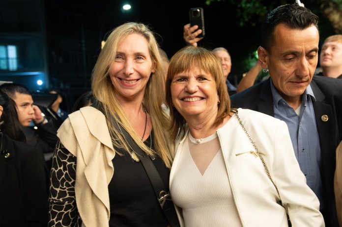 Karina Milei fue a al teatro a ver la obra en la que actúa la pareja de Patricia Bullrich