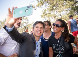 Kicillof asume el rol de líder en las recorridas de verano y saca ventaja en el PJ como candidato del 2027