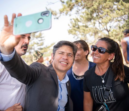 Kicillof asume el rol de líder en las recorridas de verano y saca ventaja en el PJ como candidato del 2027