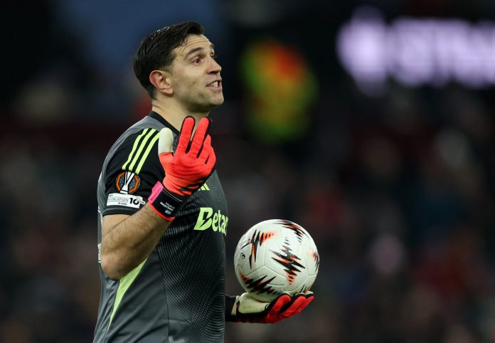 La sensacional doble atajada del Dibu Martínez para la victoria 3-2 del Aston Villa sobre el Salzburgo por la Europa League