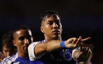 Le arrojaron un vaso durante un festejo de gol, lo atajó en el aire y se lo tomó: “Sólo lo vi venir y lo agarré”