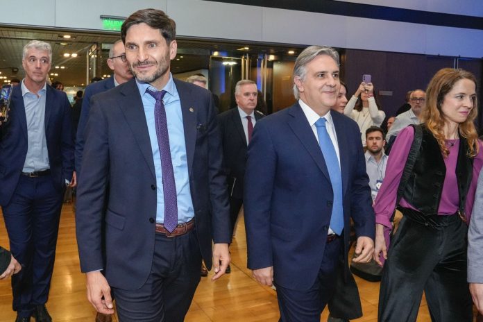 Los gobernadores Llaryora y Pullaro endurecen su pelea con Milei por los fondos