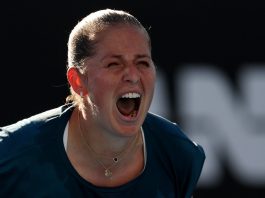 Polémica en el Australian Open por la reacción de una tenista tras pegarle un brutal pelotazo a su rival en el rostro