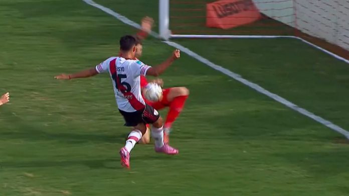 Un claro penal no cobrado a River Plate volvió a favorecer al equipo del Chiqui Tapia