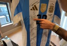 Alexis Mac Allister mostró su museo de camisetas y la firma de Dibu Martínez llamó la atención: “¡Qué pibe!»