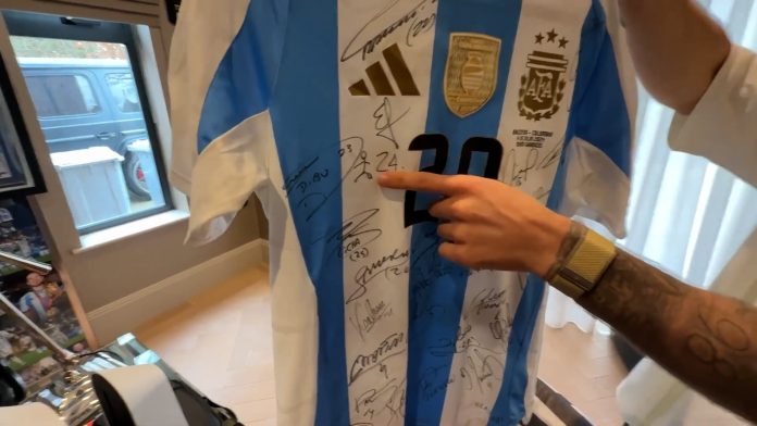 Alexis Mac Allister mostró su museo de camisetas y la firma de Dibu Martínez llamó la atención: “¡Qué pibe!»