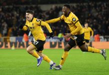El defensor colombiano Yerson Mosquera realizó impresionante salvada en el triunfo del Wolverhampton ante Aston Villa por la Premier League